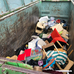 bortforsling och vårstädning - container med föremål till återbruk