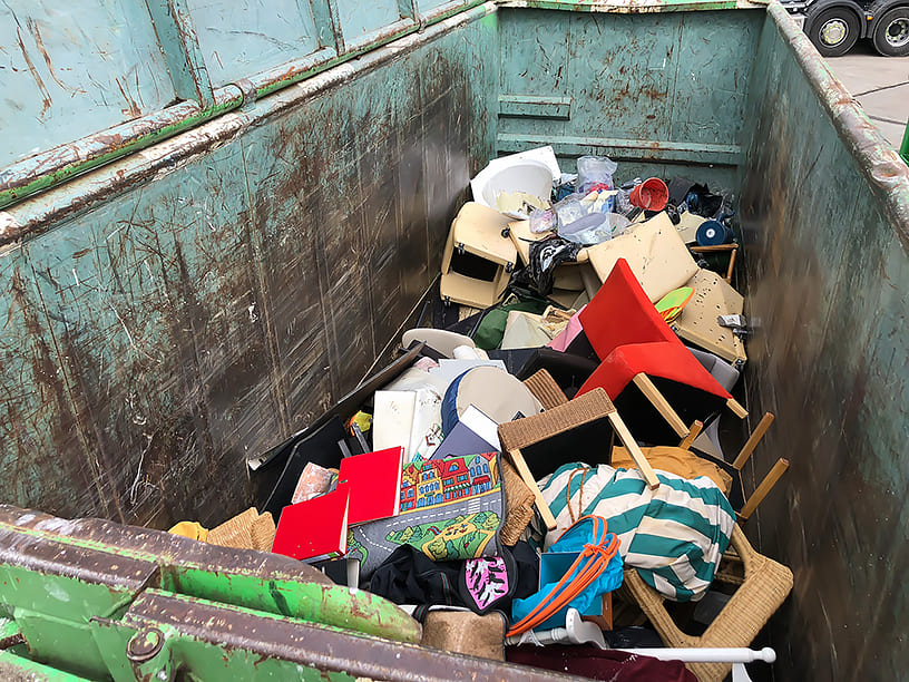 bortforsling och vårstädning - container med föremål till återbruk